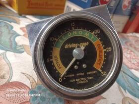 Sun Model-2800 Vintage 3 Inch Driving Gage Vacuum Gauge # 2800 With Chrome Bracket Used